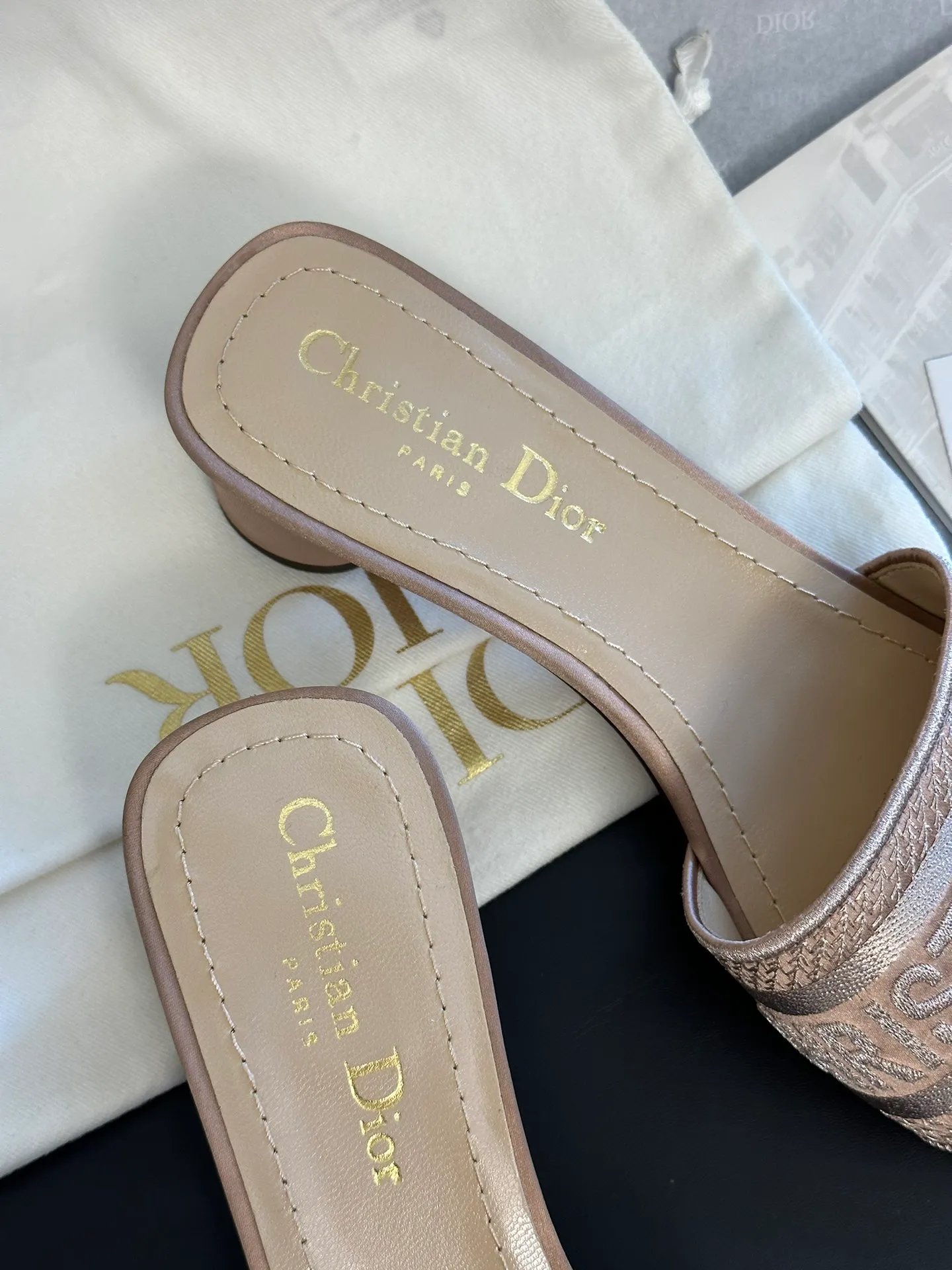 👟👟Ex-factory price 440👟👟 Dior • Dior 2025 DWAY spring and summer new one-word embroidered slippers version CD letter logo three-dimensional embroidered cylindrical heel sandals Square toe thick heel jelly color open-toe slippers Upper: Original consistent high-temperature water-soluble cotton electro-embroidery technology silk fabric Lining: Water-dyed sheepskin lining Outsole: Italian leather outsole Heel height: 3.5CM Number of yards: 35-40